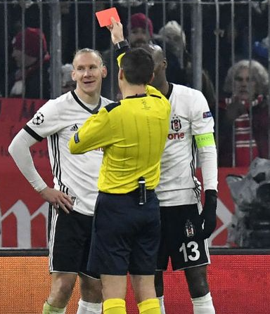 Kartu Merah dalam Sepak Bola