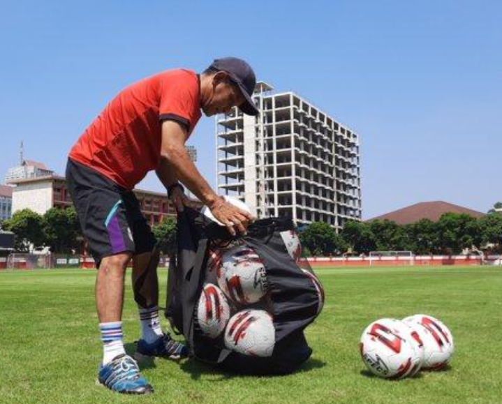 kit-man-dalam-sepak-bola