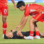 pertandingan-panas-antara-pemain-sepak-bola-dengan-wasit