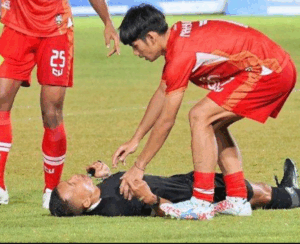 pertandingan-panas-antara-pemain-sepak-bola-dengan-wasit